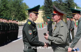 В Институте пограничной службы вручены лейтенантские погоны