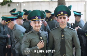 В Институте пограничной службы вручены лейтенантские погоны