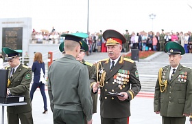 20-й выпуск офицеров-пограничников прошел на площади Государственного флага