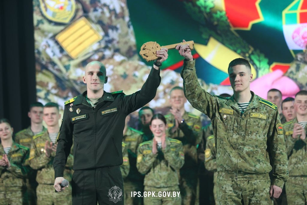 «Здравствуй, Институт!»: Первокурсники Института пограничной службы представили творческий отчет