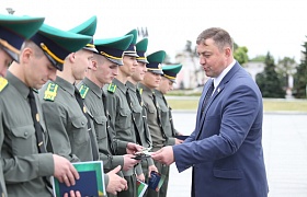 20-й выпуск офицеров-пограничников прошел на площади Государственного флага