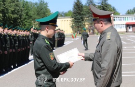 В Институте пограничной службы вручены лейтенантские погоны