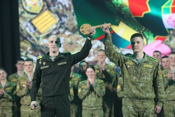 «Здравствуй, Институт!»: Первокурсники Института пограничной службы представили творческий отчет