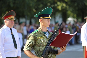 Курсанты первого курса Института пограничной службы приведены к военной присяге