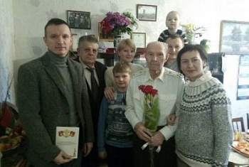 Руководство Института поздравило почетного пограничника Василия Климовских с 94-летием