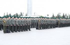 20-й выпуск офицеров-пограничников прошел на площади Государственного флага