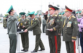 20-й выпуск офицеров-пограничников прошел на площади Государственного флага