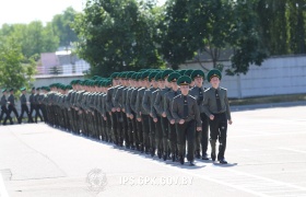 В Институте пограничной службы вручены лейтенантские погоны