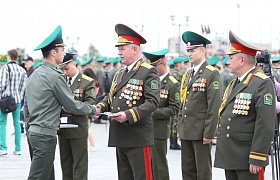 20-й выпуск офицеров-пограничников прошел на площади Государственного флага