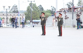 20-й выпуск офицеров-пограничников прошел на площади Государственного флага
